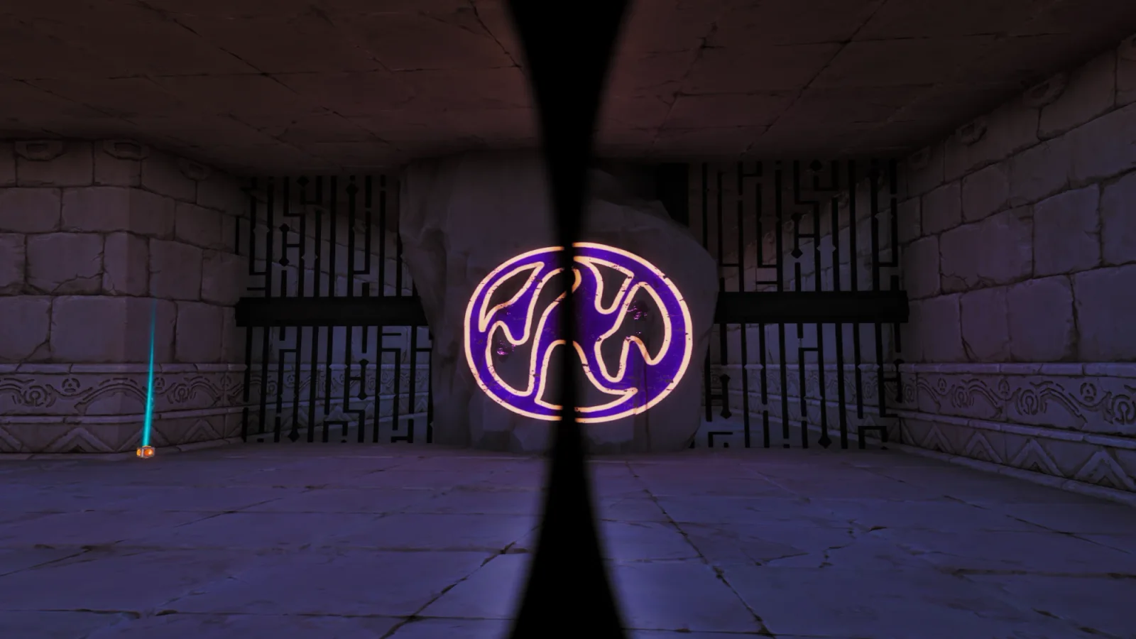 Ein Steinraum mit dunklen Gittermustern an den Wänden. In der Mitte steht ein Felsbrocken mit einem violetten, in zwei Hälften geteilten Symbol, das durch die zweigeteilte Bildmitte zusammengeführt wirkt; links unten ein blauer Lichtstrahl