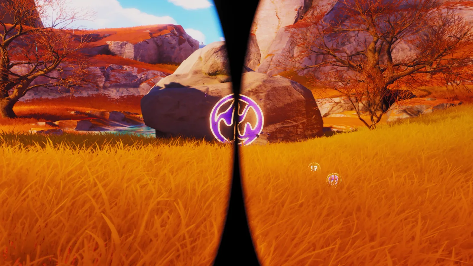 Ein großer Felsbrocken auf einer Wiese mit hohem orangefarbenem Gras und rostroten Bäumen. Auf dem Fels leuchtet ein violettes, rund eingefasstes Symbol, das in der Mitte durch einen schwarzen Spalt in zwei Hälften geteilt ist, links und rechts des Spalts ist die Szene leicht gegeneinander verschoben