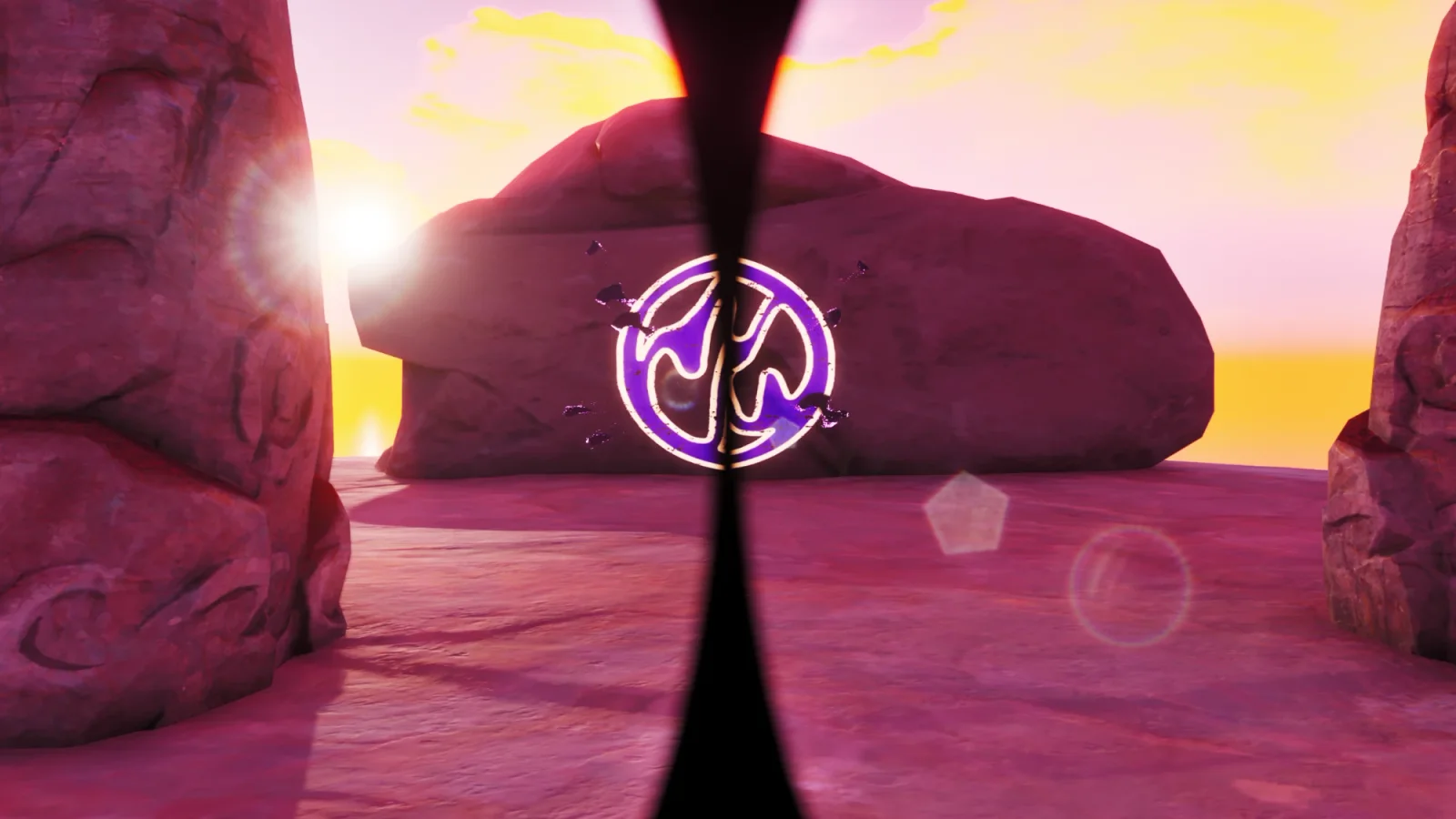 Ein großer Felsbrocken auf einem rosafarbenen Felsplateau bei Sonnenuntergang. Auf dem Fels leuchtet ein violettes, rund eingefasstes Symbol, das in der Mitte durch einen schwarzen Spalt geteilt ist, um das Symbol fliegen dunkle Splitter
