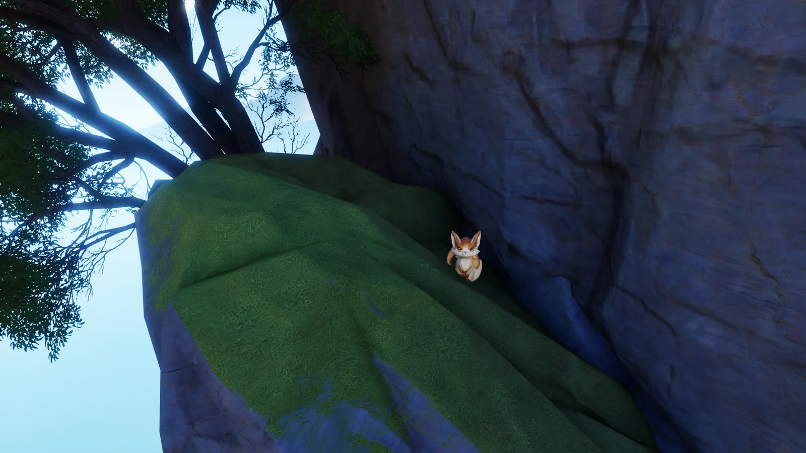 Blick von unten auf eine grasbewachsene Felskante unter einem großen Baum, auf der ein kleines orange-weißes Fuchs-Aniimo mit großen Ohren sitzt, rechts eine steile blaue Felswand