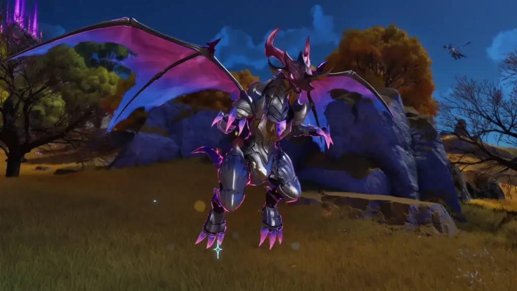 Prismana Draferno bei Nacht in der offenen Welt: gepanzerter Drache mit violetten Fledermausflügeln, Hörnern und leuchtend rosa Krallen vor blauen Felsen und Herbstbäumen