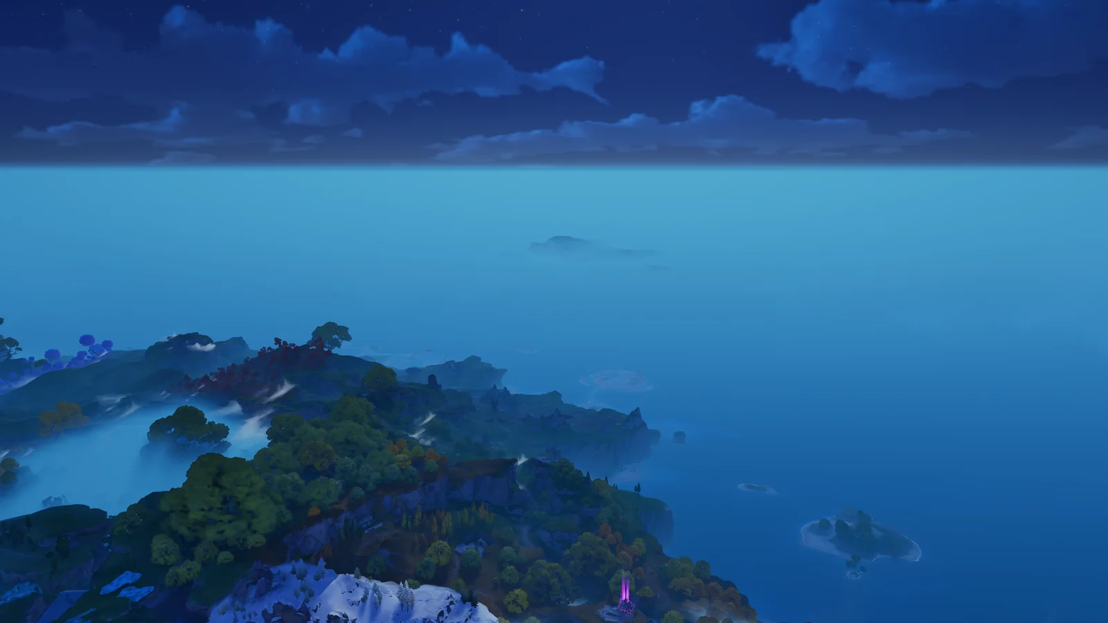Blick von der Spitze bei Nacht über das Nebelmeer: bewaldete Küstenlandschaft, kleine Inseln im Wasser und unten ein verschneiter Gipfel mit einem violetten Lichtstrahl in der Ferne