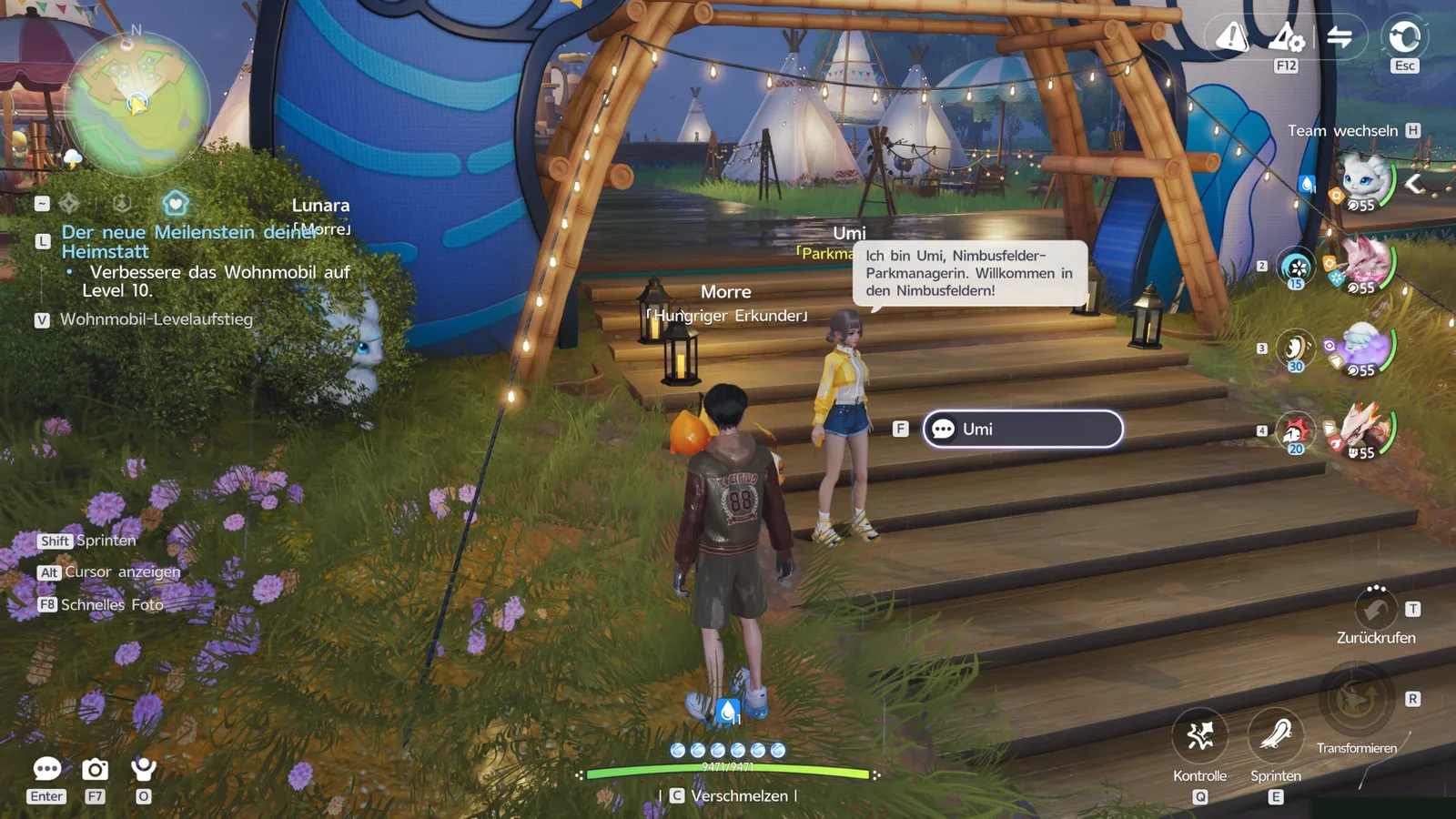 Der Spieler steht vor einem Holzbogen mit Lichterketten am Wohnwagenpark Nimbusfelder, davor die NPC „Umi“ mit der Sprechblase „Ich bin Umi, Nimbusfelder-Parkmanagerin. Willkommen in den Nimbusfeldern!“, Taste F zum Ansprechen, oben links die Aufgabe „Der neue Meilenstein deiner Heimstatt: Verbessere das Wohnmobil auf Level 10“