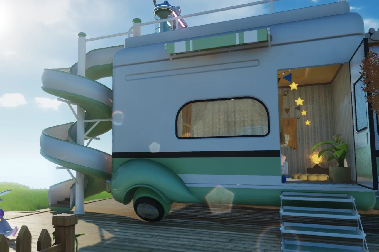 Das Wohnmobil mit Wendelrutsche, grüner Markise und Dachterrasse, die Tür offen mit Sternenlichterkette im Inneren